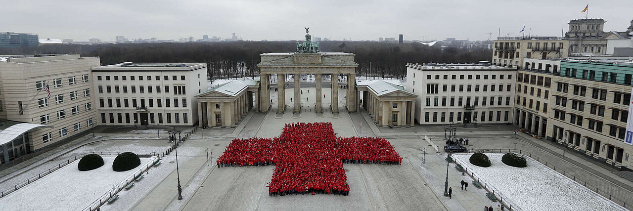 Grundsätze des Deutschen Roten Kreuzes, Rotes Kreuz vor dem Brandenburger Tor